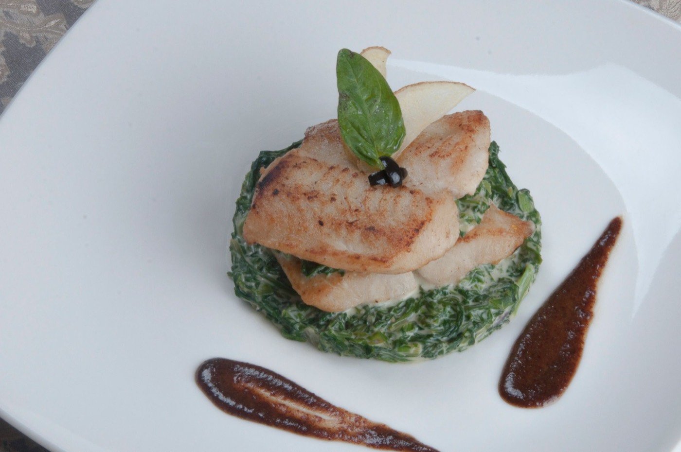 Pesce alla griglia impiattato