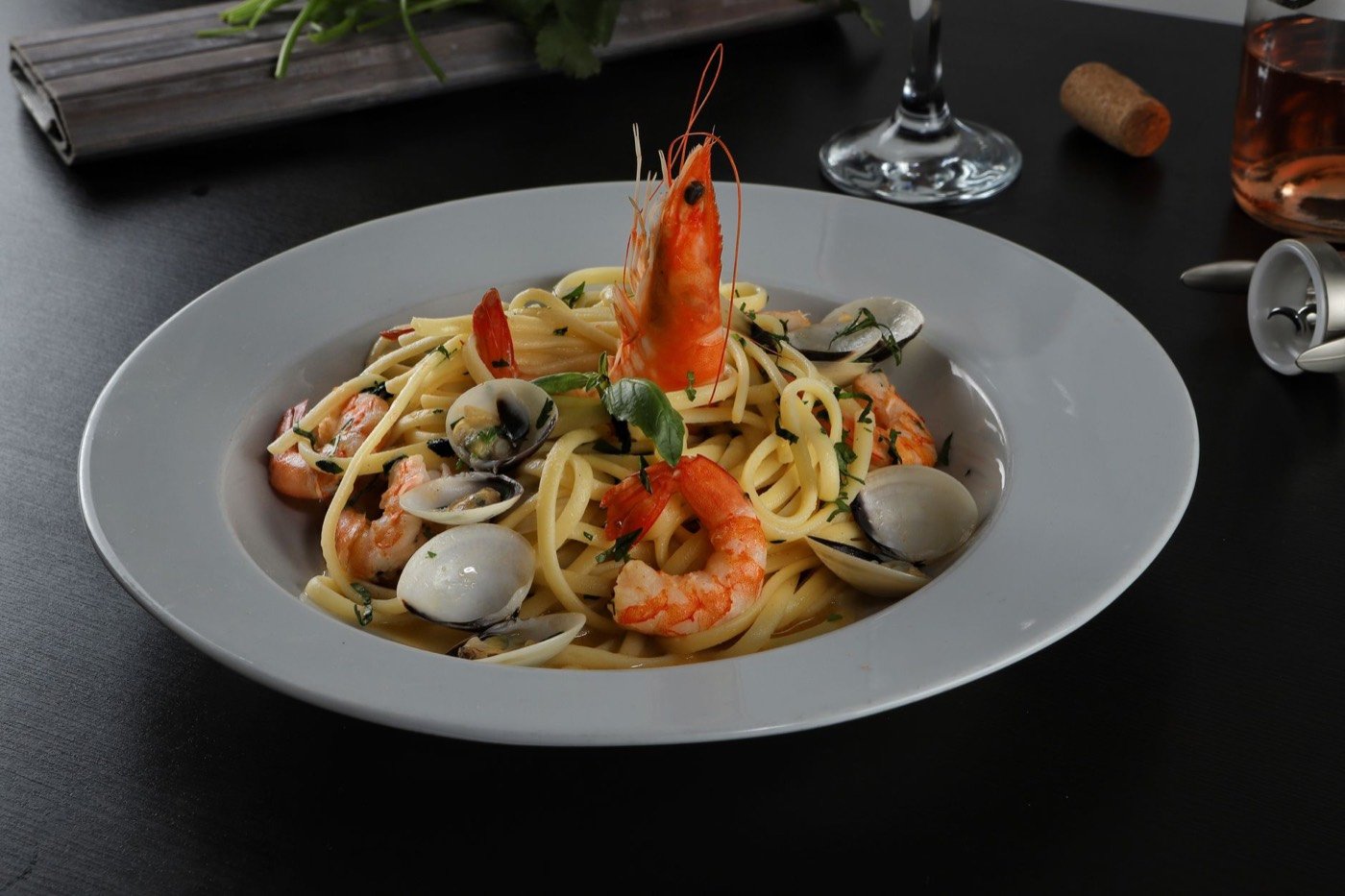 Spaghetti alle vongole appena serviti
