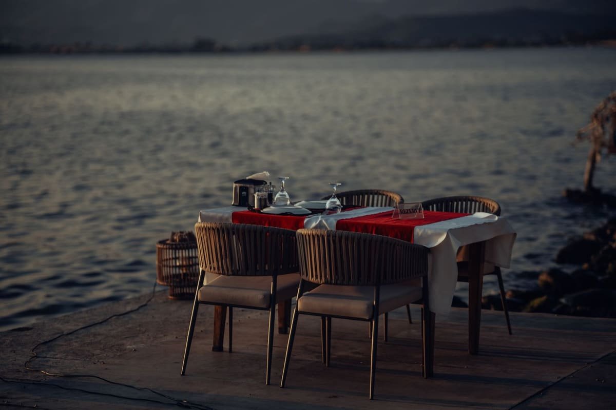 Tavola apparecchiata con vista sul mare